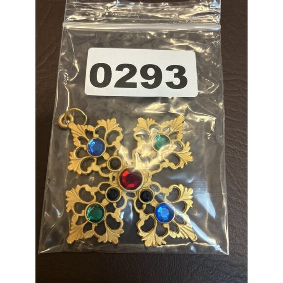 Vintage 80’s Large Gold Tone Maltese Cross Crystal Rhinestone Pendant - Picture 7 of 7